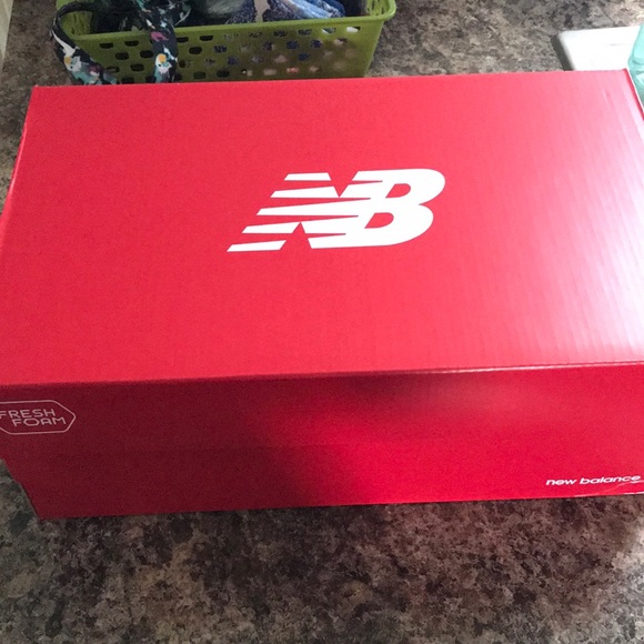Size 8 new balance sneakers - Picture 4 of 4